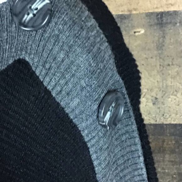 Vince Camuto Women’s Medium Colorblock Sweater Black Off White Button Shoulder - Picture 4 of 16